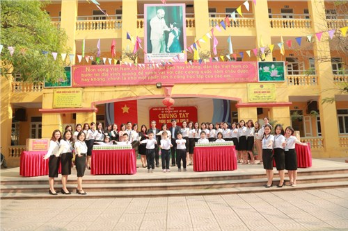 Học viên Nông Nghiệp Việt Nam tặng nước rửa tay khô kháng khuẩn Vnua Herb
